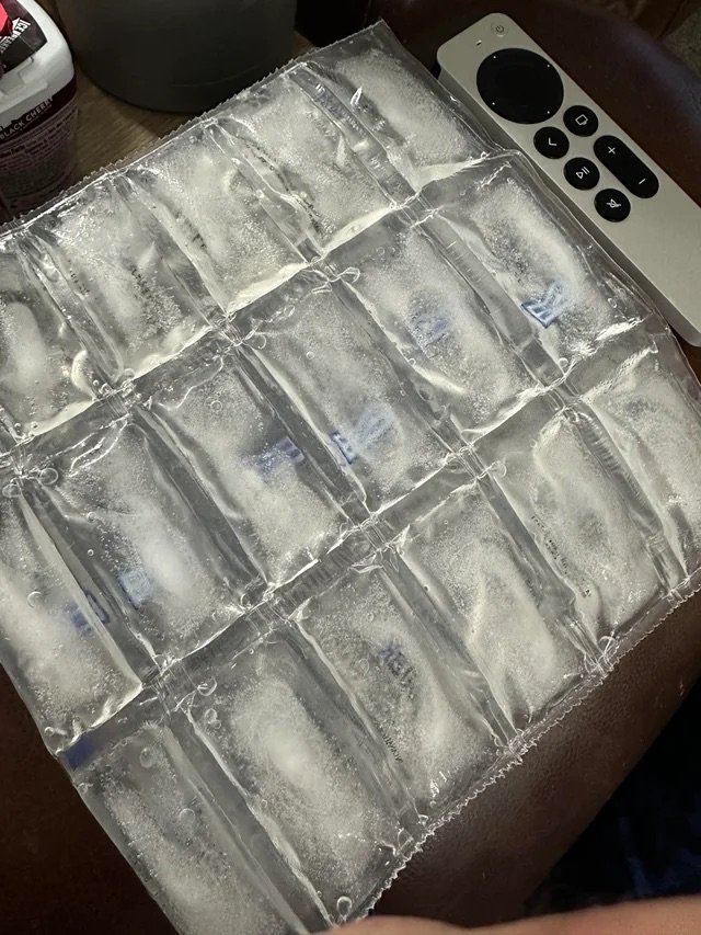 ▲ Reddit 上有网友出动冰袋冷却 MagSafe 充电的 iPhone