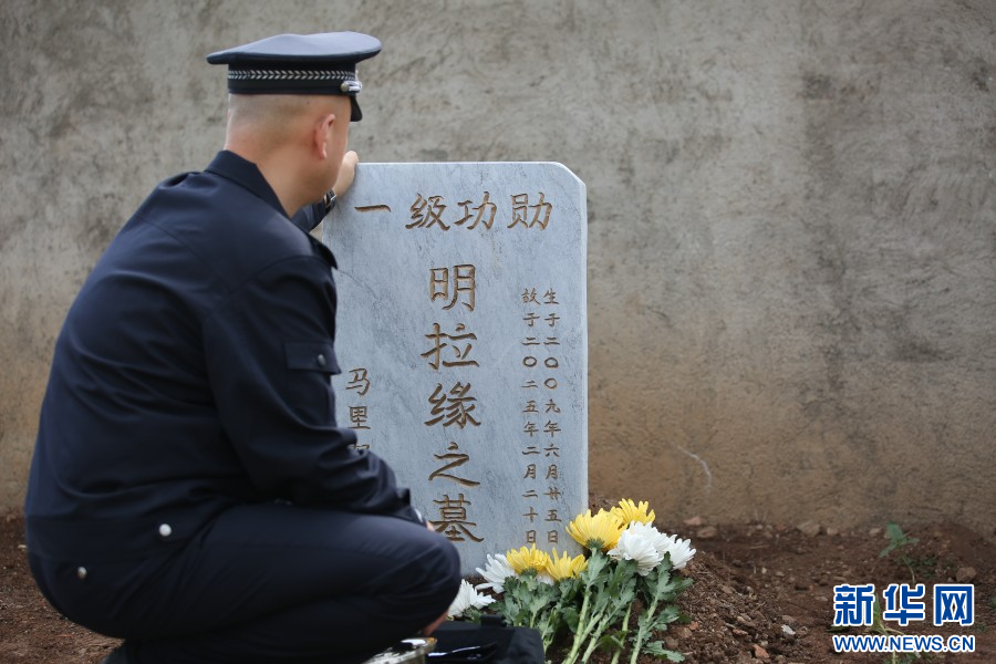 训导员宋春晖与警犬明拉缘作最后的道别(2025年4月16日摄)。新华网发(保山市公安局供图)