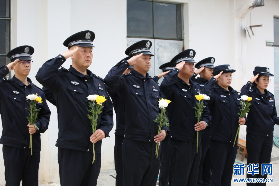 战友告别警犬明拉缘(2025年4月16日摄)。新华网发(保山市公安局供图)