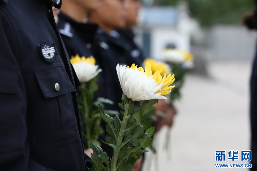 战友告别警犬明拉缘(2025年4月16日摄)。新华网发(保山市公安局供图)