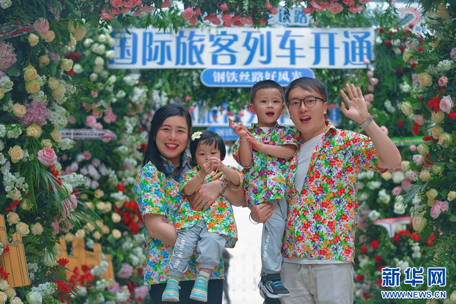 4月12日,中老鐵路磨憨站,旅客留影。新華網發(周濤 攝)