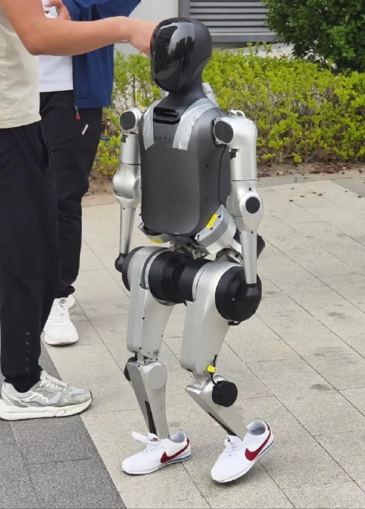 穿上跑鞋的鬆延動力N2機器人,圖源:《經濟觀察報》