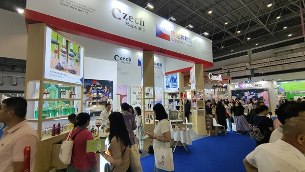 觀展者在各國展台採購、諮詢。人民網記者 李彤攝
