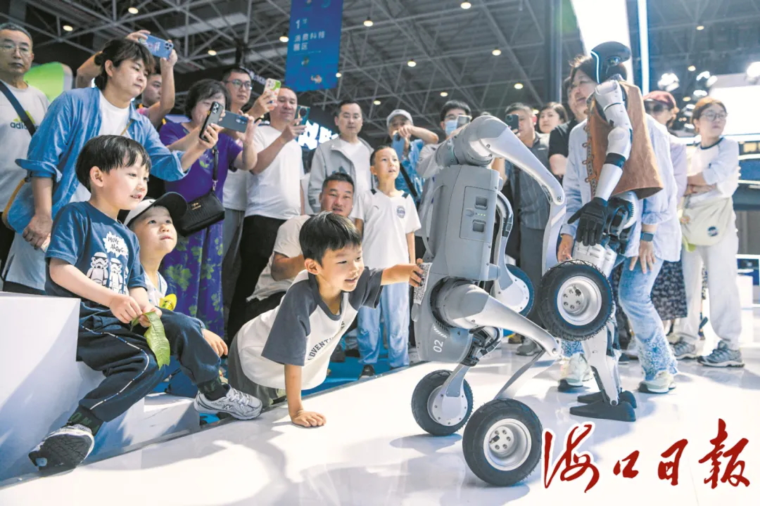 4月17日,在消博會消費科技展區,宇樹科技展出的「機器狗」吸引眾多觀眾關注。海口日報 圖