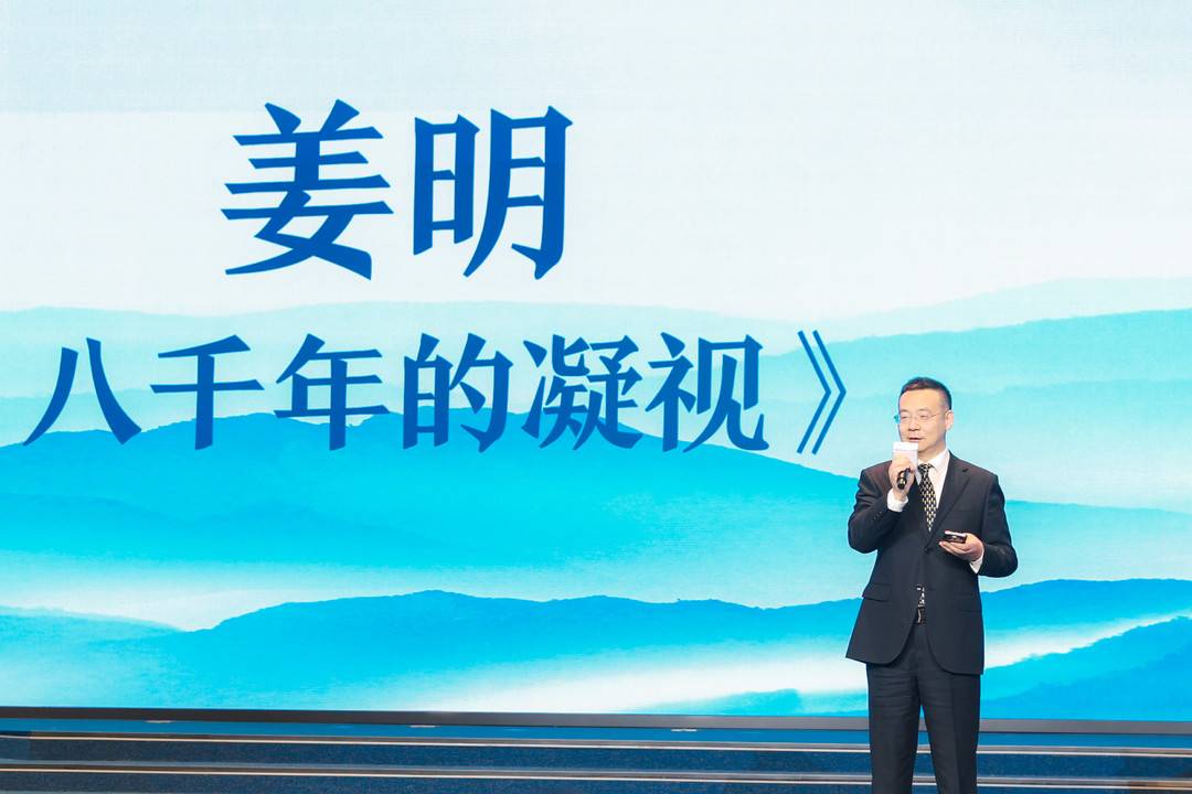 薑明在發表獲獎感言
