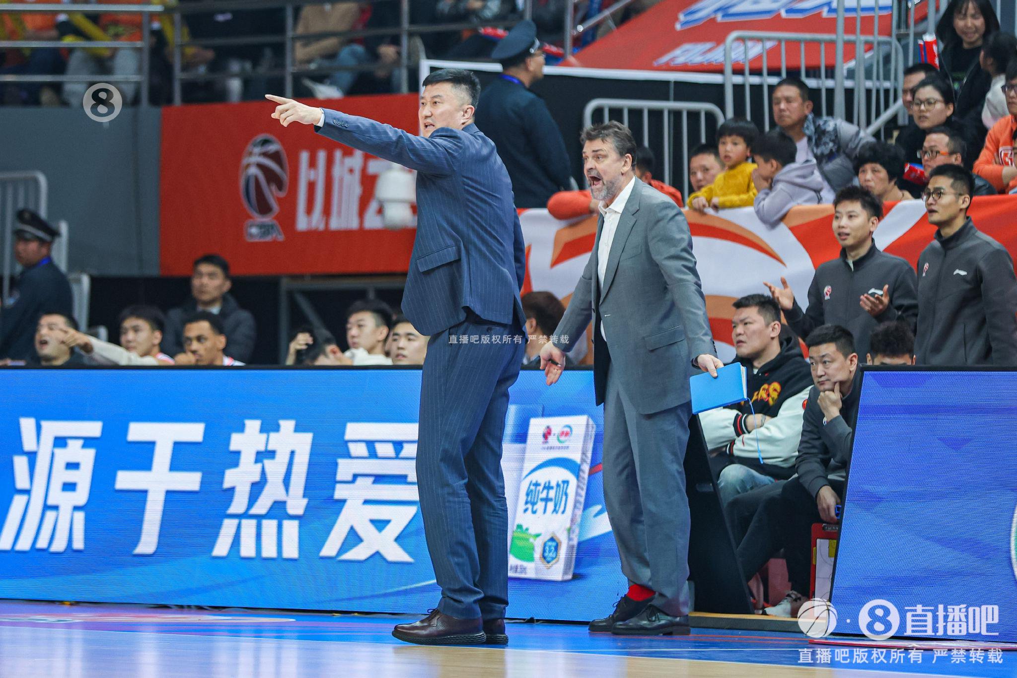 孔德昕：广东12人轮换&把张明池放进轮换 有大家亮相谢幕的死感