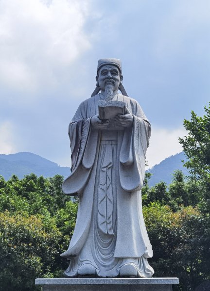 位於南平的朱熹石雕塑像。圖片來源:視覺中國