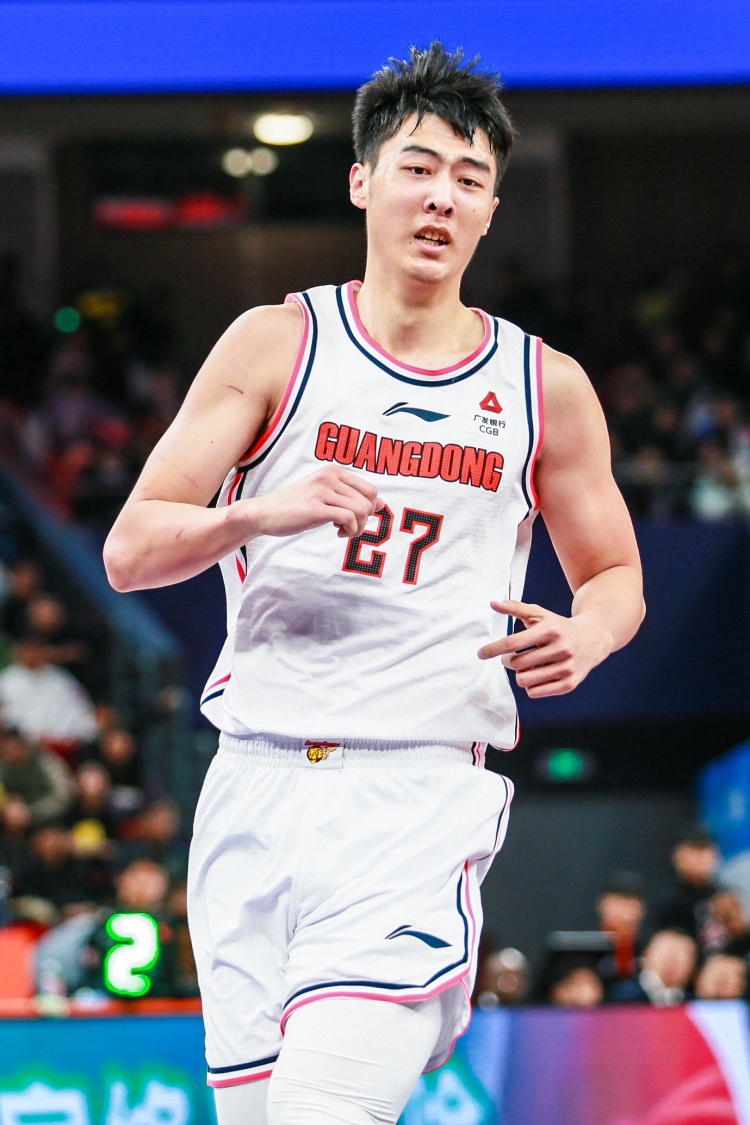 没能充当奇兵！张明池替补12分钟1中0无任何有效数据 2失误4犯规