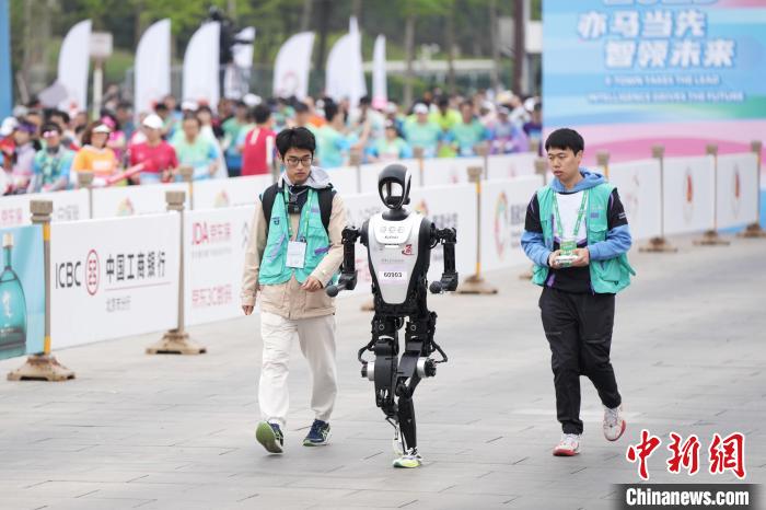 4月19日7點30分,全球首個人形機器人半程馬拉松北京亦莊開跑。記者 張祥毅 攝