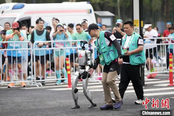 4月19日7點30分,全球首個人形機器人半程馬拉松北京亦莊開跑。記者 張祥毅 攝