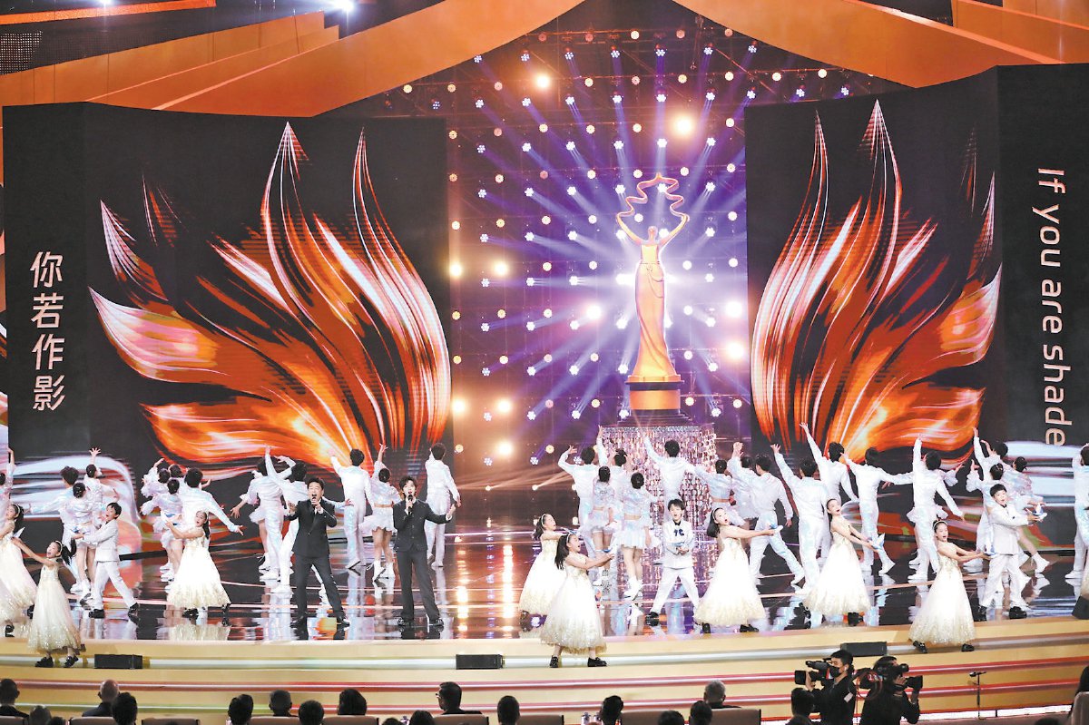 第十五届北京国际电影节开幕式昨晚在怀柔雁栖湖国际会展中心举行，中外电影人荟萃一堂，开启光影盛宴。 本报记者 甘南摄