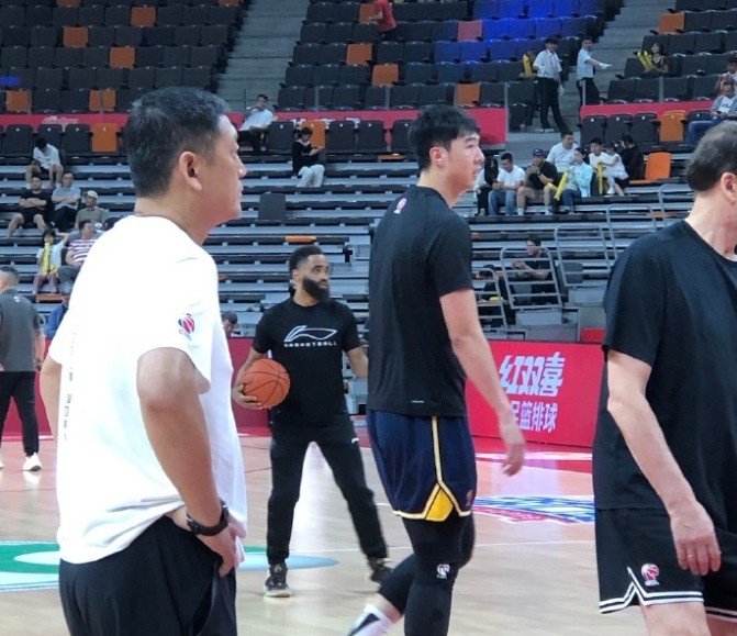 媒体人：张明池顶替张文逸进入广东队今晚大名单