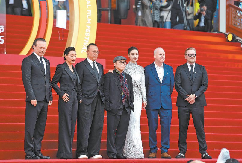 本届北影节“天坛奖”评委会成员亮相。 本报记者 和冠欣摄