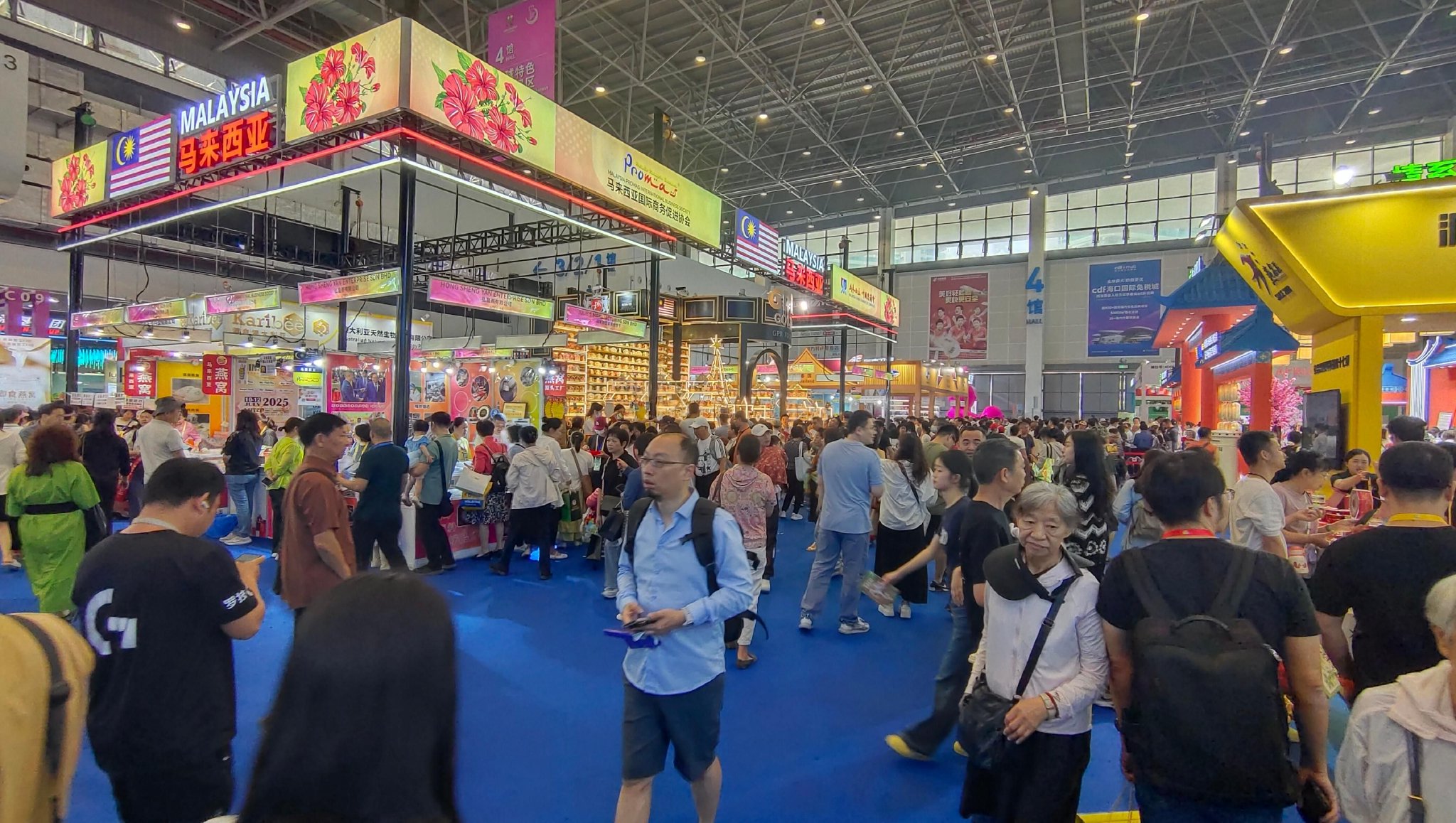 消博會迎來公眾開放日,眾多市民、客商來到展館參觀、購物。人民網記者 李彤攝