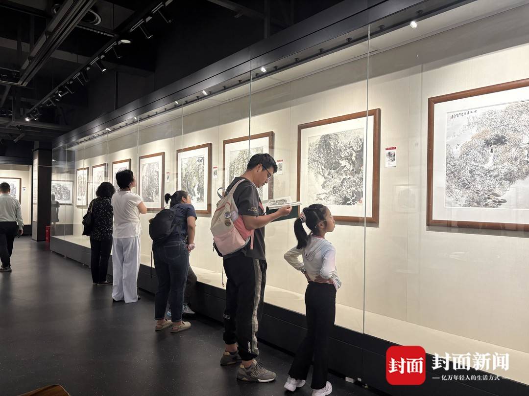 不少學畫的青少年在現場觀展學習