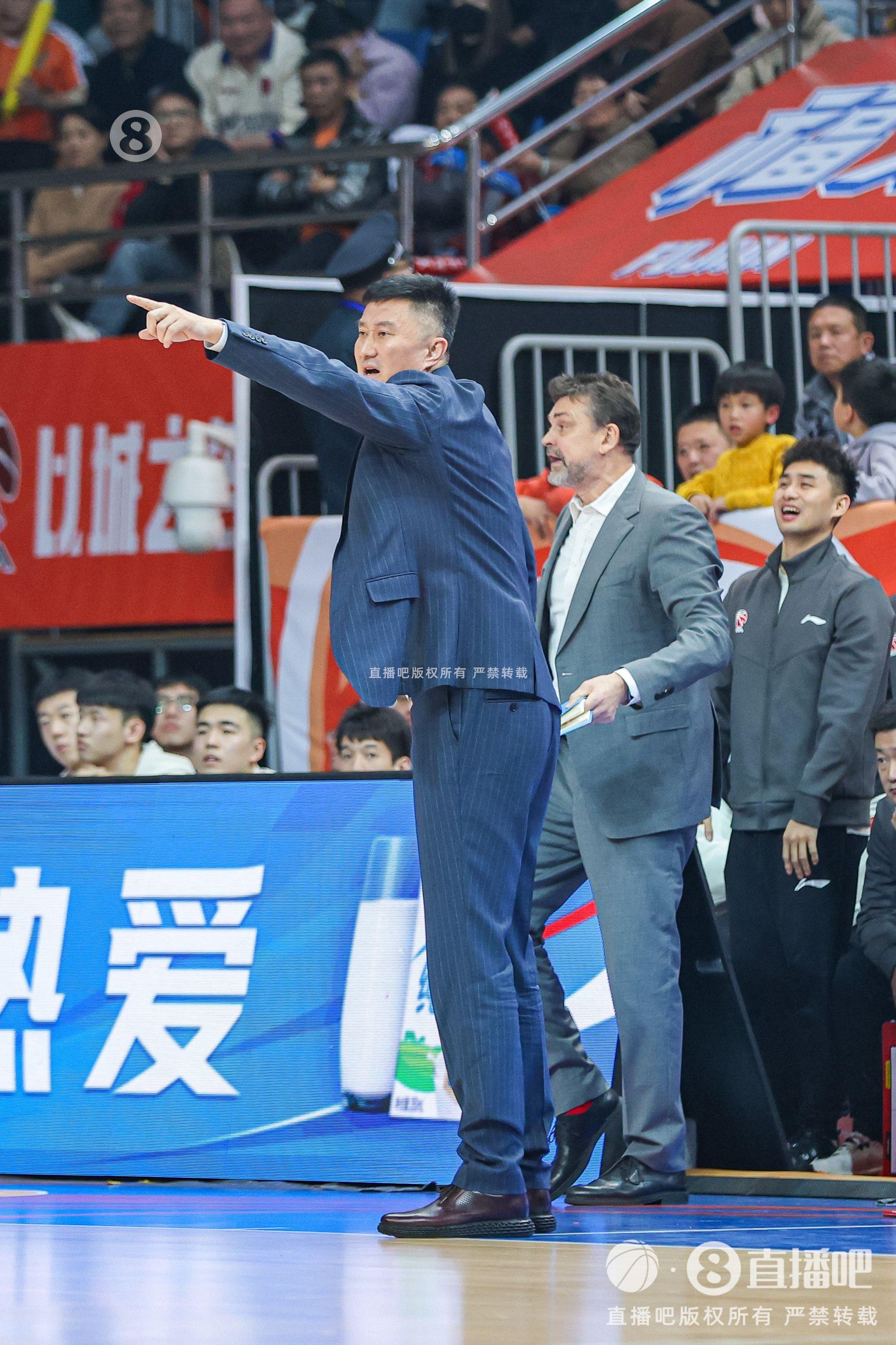 罚款！张明池违规入场 杜锋又领罚单 杜锋本赛季累计罚款共8万元