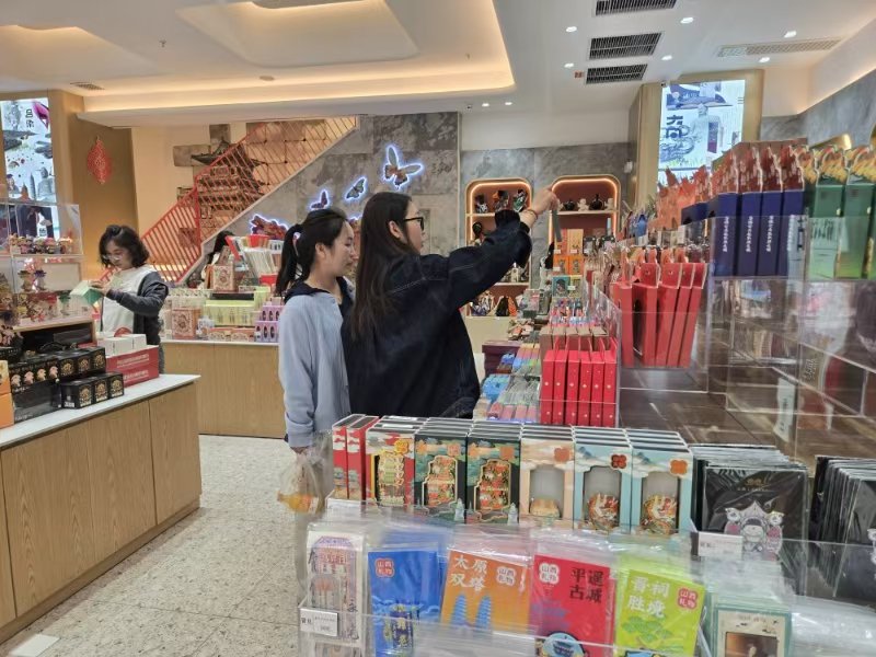 晉禮內,遊客正在挑選文創產品。人民網 武笑攝
