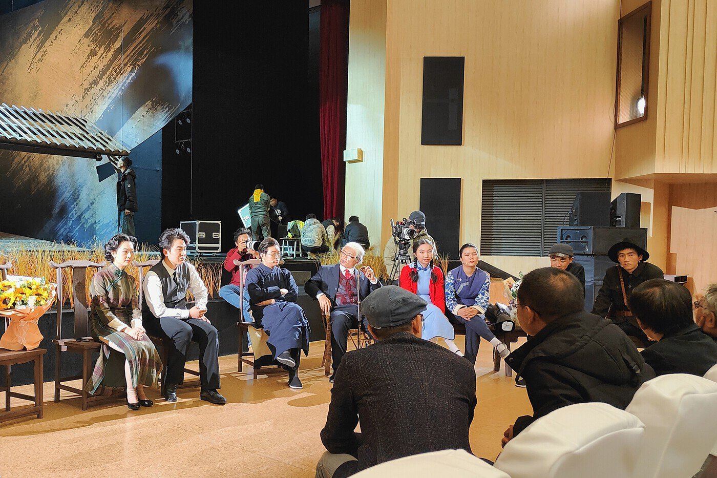 主創團隊在演出結束後進行總結複盤 受訪者供圖