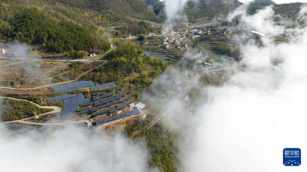 這是4月10日拍攝的湖北省恩施土家族苗族自治州巴東縣土店子村和光伏電站(無人機照片)。新華社發(雷勇 攝)