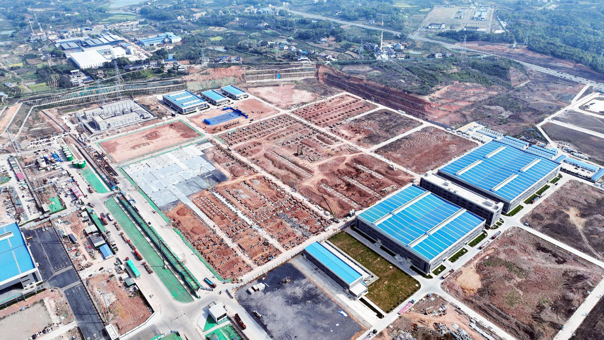 邦普時代45萬噸新一代磷酸鐵鋰項目施工現場。 (湖北日報全媒記者 吳堅 攝)