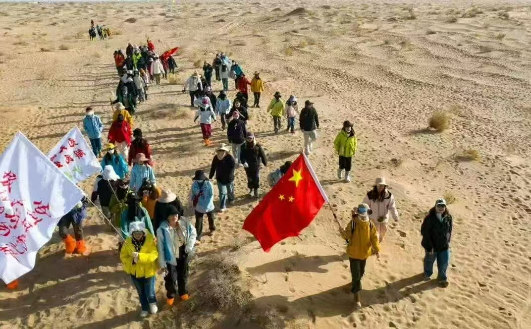“请到民勤种棵树”公益活动现场(中国移动甘肃公司供图)