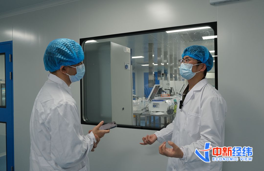 清华大学博士、华清智美CTO张益(右)讲解生产流程 中新经纬张嘉怡摄