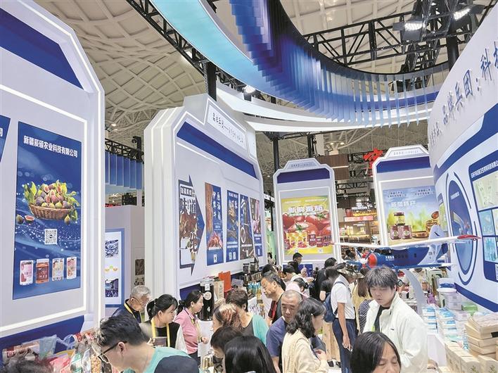 4月14日，参展嘉宾和观众在兵团展馆“一站式”邂逅兵团好物。兵团日报全媒体记者 谌慧 赵优 摄