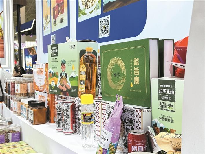 兵团展馆展示的部分“名优特”产品（摄于4月14日）。 兵团日报全媒体记者 谌慧 赵优 摄