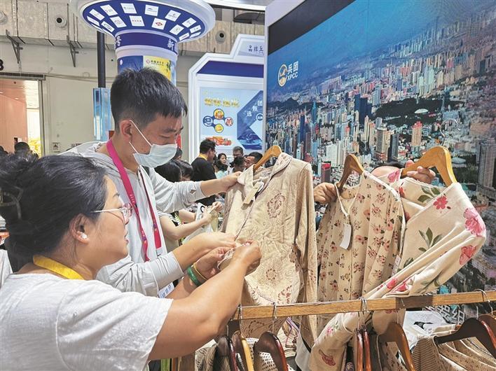 4月15日,客商在兵团展馆了解彩棉产品。 兵团日报全媒体记者 谌慧 赵优 摄