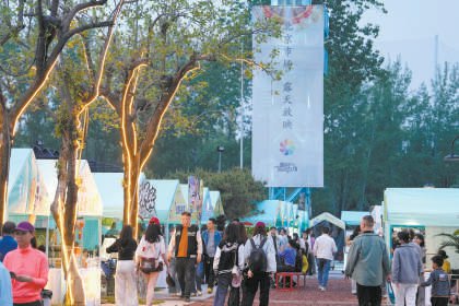 　　昨天傍晚，北影节北京市场露天放映即将开始，大量市民涌向露天放映场地观看电影。本报记者 和冠欣摄