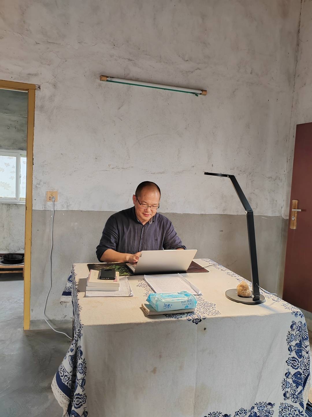 舒飛廉在鄉下老家寫作