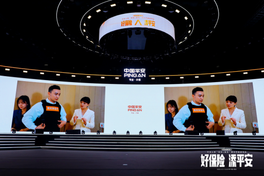 (尼格买提受邀探访居家养老展厅)