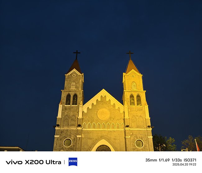 这颗镜头拥有更出众的光学素质, 拍摄夜景、暗光也不在话下。