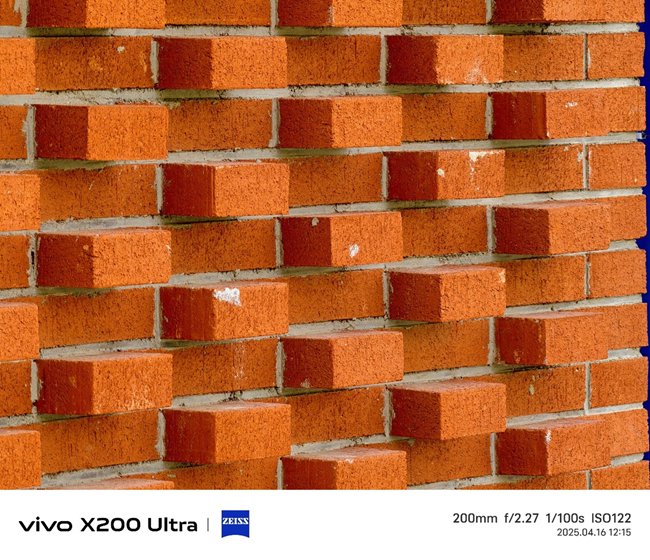 它的默认焦段为200mm,在拍摄砖墙、建筑、大桥,画质非常清晰,甚至可以媲美光学直出。