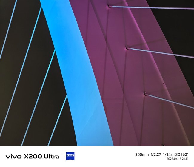 它的默认焦段为200mm,在拍摄砖墙、建筑、大桥,画质非常清晰,甚至可以媲美光学直出。