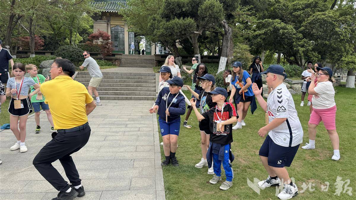 英國小學生東湖邊學五禽戲。