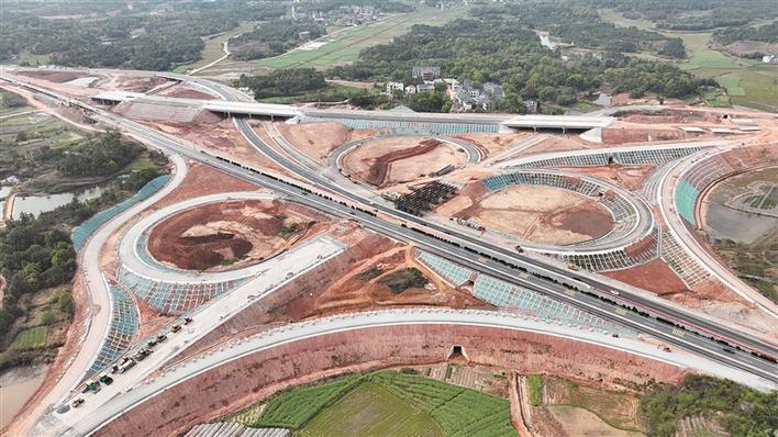 航拍北新路桥集团长沙分公司沪昆高速梨东改扩建B1标项目铅山枢纽互通工程（摄于4月15日）。翟润洁 摄