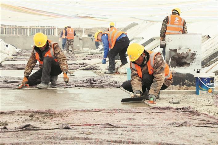 兵团建工水电集团八建公司六师高标准农田中央财政资金项目（EPC）建设现场，工人忙碌施工（摄于3月4日）。张海茜 摄