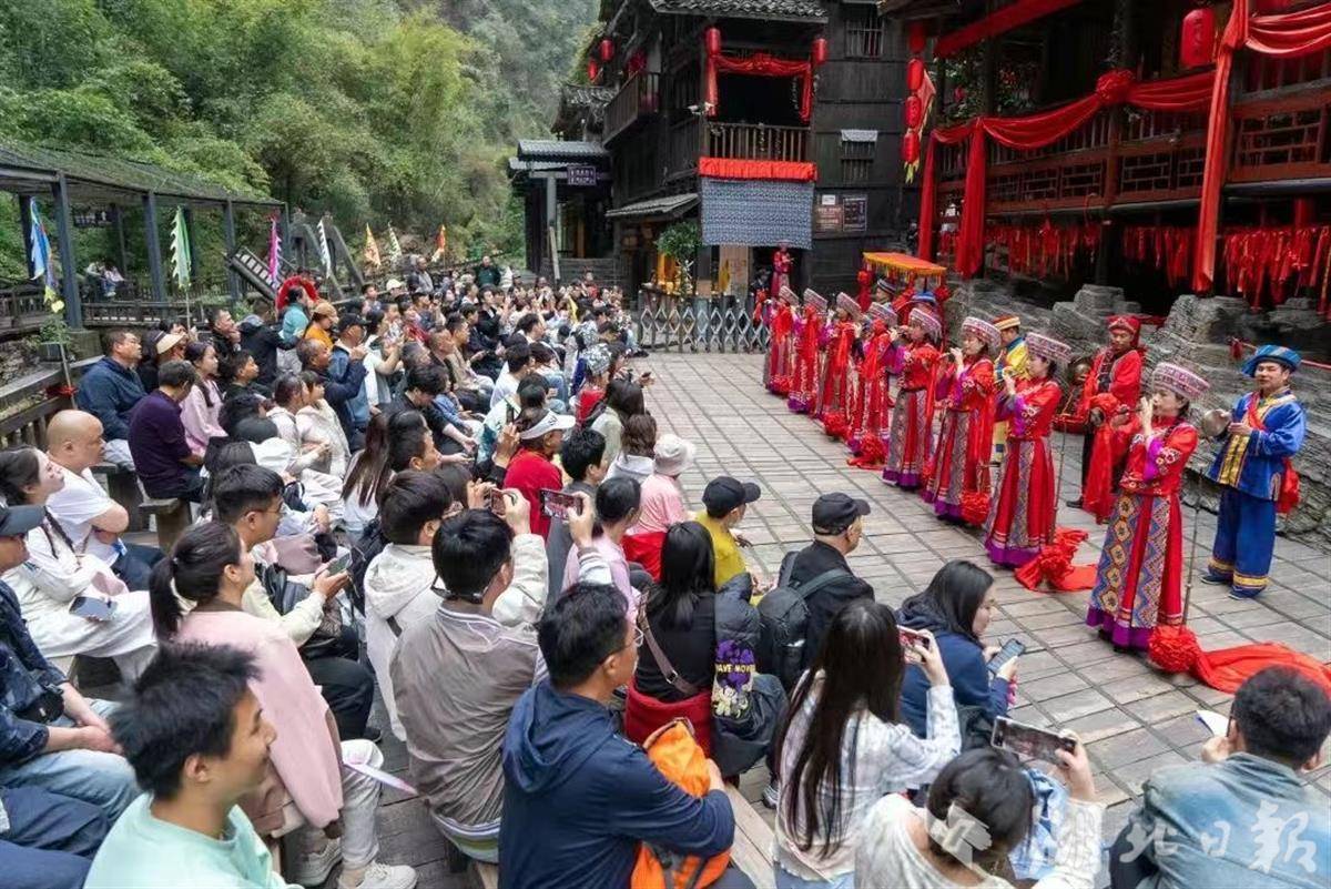 民俗風情吸引遊客。