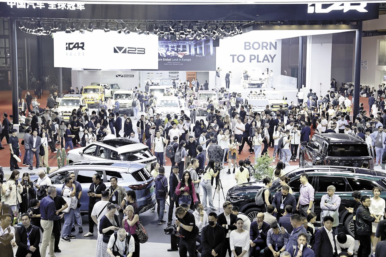 23日,上海國際汽車工業展覽會開幕,共有來自26個國家和地區的近1000家中外企業參展。(視覺中國)