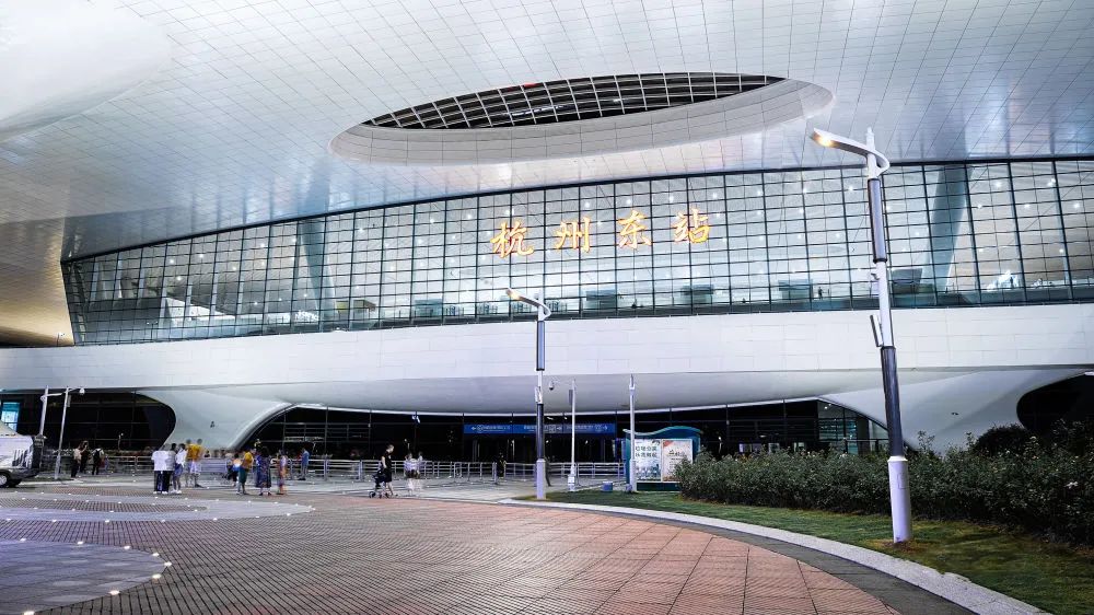 杭州火车东站枢纽东西广场智慧灯杆解决方案。