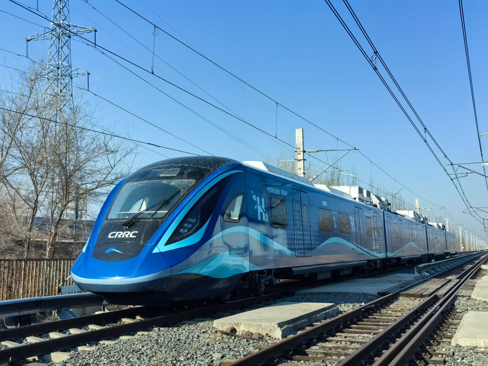 我國首列氫能源市域列車在位於長春的中車長客試驗線進行運行試驗。 新華社發
