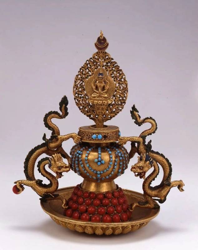 即將展出的銅鎏金嵌鬆石珊瑚長壽瓶(圖源:三星堆博物館)
