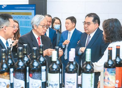 圖為推介會現場,嘉賓們在瞭解寧夏葡萄酒產品情況。