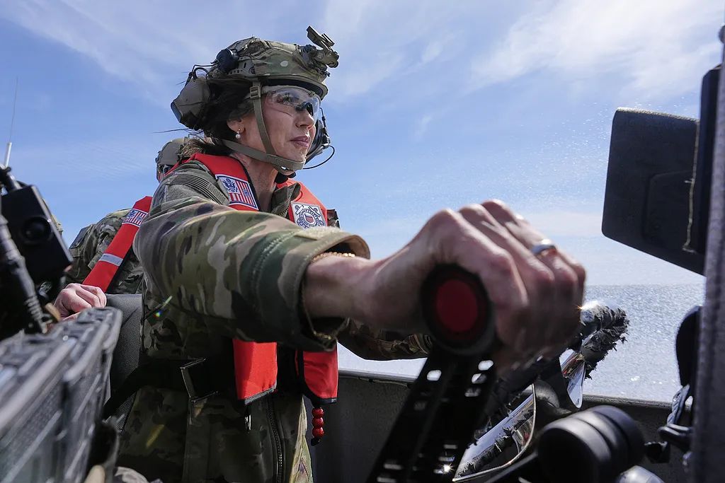 當地時間2025年3月16日,聖地亞哥,基斯蒂·諾姆與海岸警衛隊應急反應小組一起駕駛一艘小型應急艇。圖/視覺中國