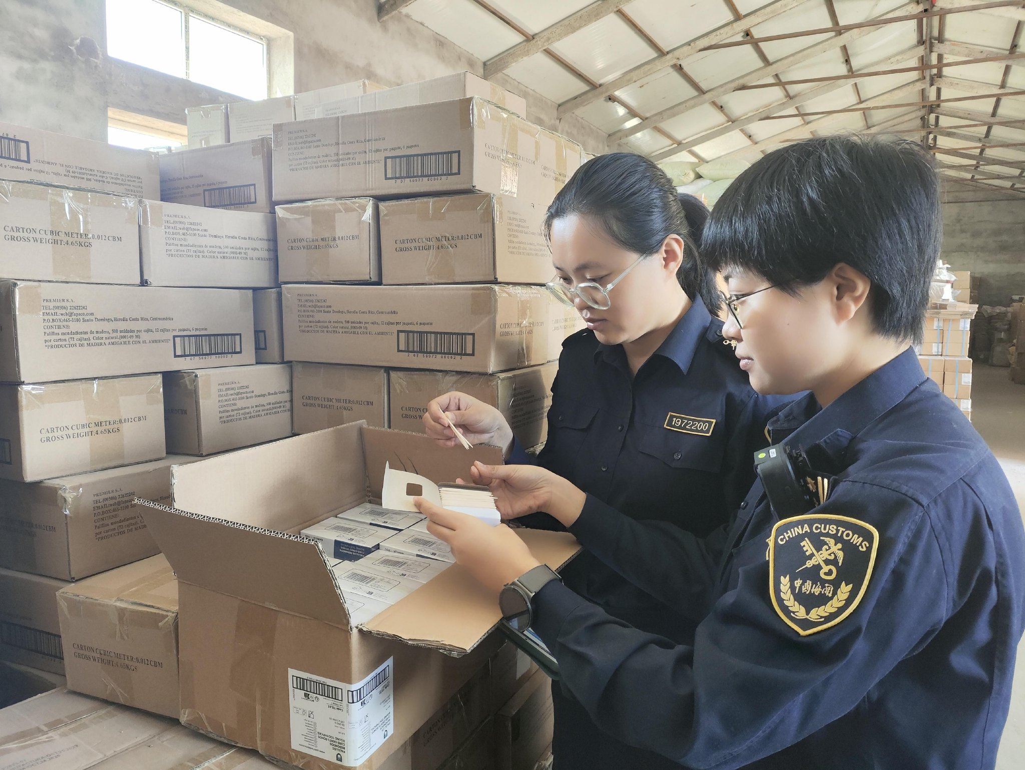 冰城海關關員查檢出口竹木草製品