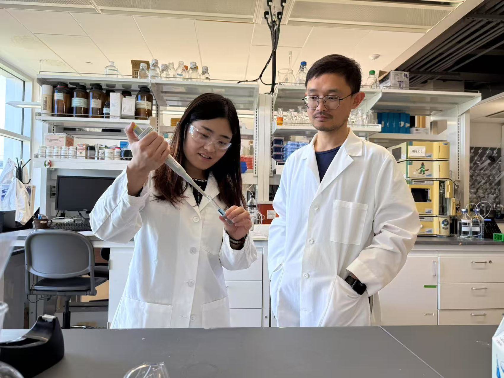 实验室内科研团队正在进行山椒素提纯研究。受访企业供图