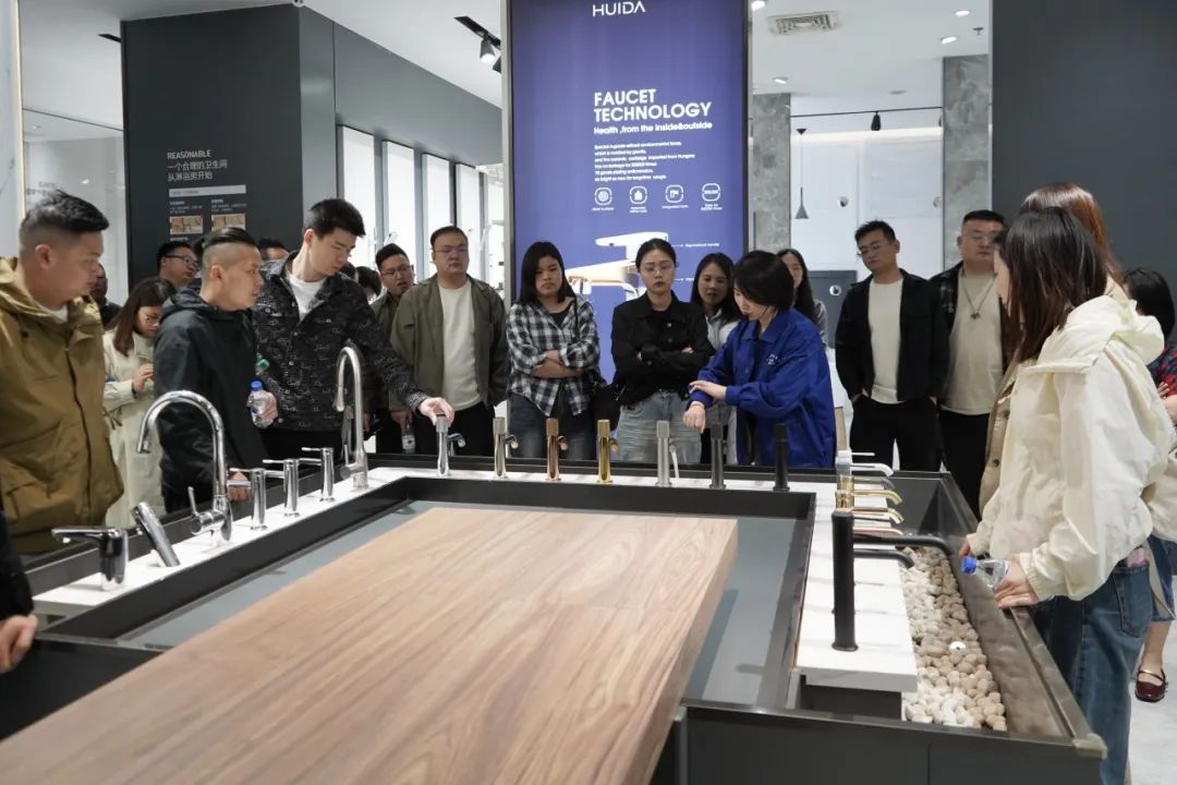 图:设计师游学团参观惠达产品展厅