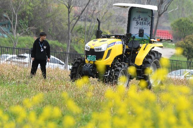 依迅北鬥園區里,無人駕駛拖拉機在北鬥導航引領下,沿著「U」形路線來回翻耕。周超 攝