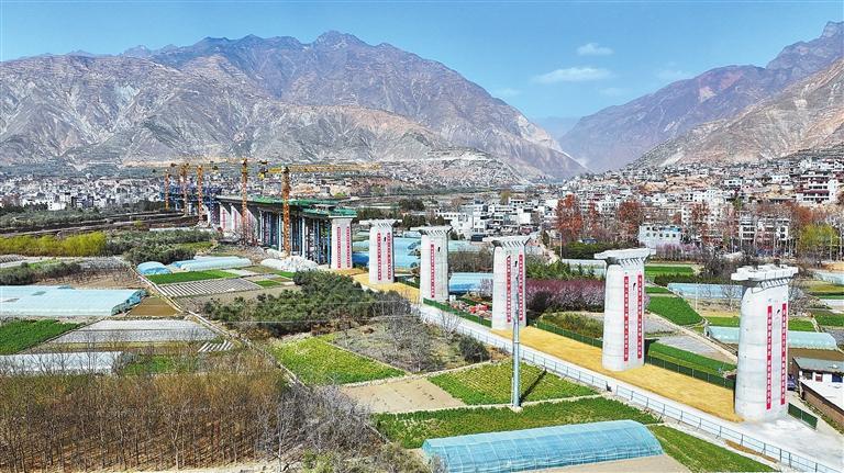 这是正在建设中的天陇铁路关键性工程陇南西特大桥（3月13日拍摄）。新甘肃·甘肃日报记者 冯乐凯